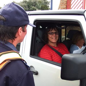 â€˜n Verligte dame (omdat sy toe nie in die moeilikheid was nie) glimlag breed nadat Kapt Gerda Groenewald haar ingelig het waaroor die padblokkade gaan